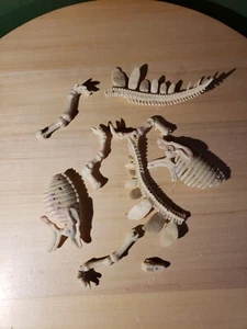 Jumbled Dinosaur Fossils Skeleton Bones Lot Cake Topper? - Picture 1 of 6