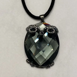 Collana con ciondolo gufo in vetro con strass su cordoncino nero 18" - Foto 1 di 4