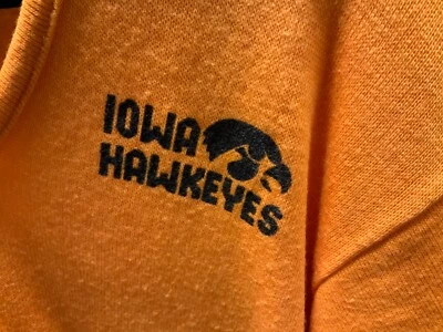 Suéter de Colección Iowa Hawkeyes Cuello en V JS Jostens Spiritwear Talla Grande Foto 1 de 4