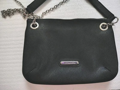 Bandolera LIZ CLAIBORNE negra imitación cuero monedero cadena plateada en muy buena condición Foto 1 de 4