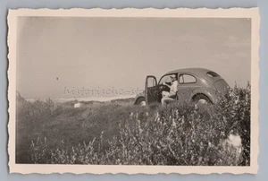 Sylt - Mann mit VW-Käfer in den Dünen - Altes Foto 1950er - Picture 1 of 2