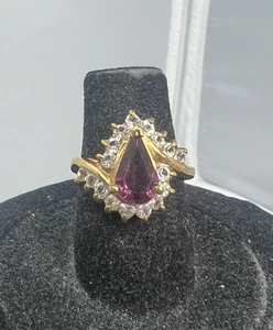 Hermoso Anillo Firmado DAC Tono Dorado Lágrima Púrpura Estrás - Imagen 1 de 6