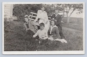 Retrato familiar padre madre 3 niños en el césped foto real postal RPPC - Imagen 1 de 2