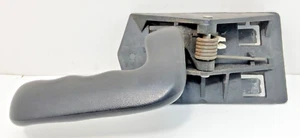 Manija de puerta interior del lado del pasajero delantero izquierdo Chevrolet 99-06 #15057526 - Imagen 1 de 8