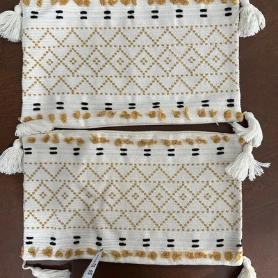 Lote de 2 fundas de almohada Opal House Toss doradas crema y marrón con borlas 1 funda amarilla Foto 1 de 4