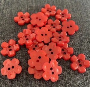 20 X Red 15 mm Flower Plastic Buttons- Australian Supplier - Picture 1 of 1