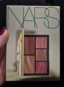 Paleta de mejillas y ojos reflectantes de luz de lujo puro NARS media/profunda EDICIÓN LIMITADA - Imagen 1 de 6