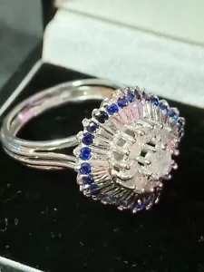 ANELLO A GRAPPOLO ORO 9 CT ZAFFIRO e DIAMANTI - 5g - Foto 1 di 8