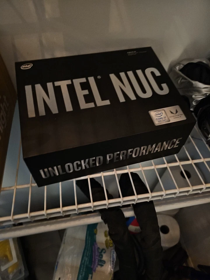 Hades Canyon Nuc - Imagem 1 de 2