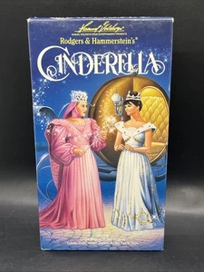 Rodgers Hammersteins Cinderella (VHS) - Bild 1 von 10