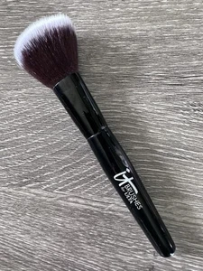 It Cosmetics Brushes for ULTA - Powder Brush - Travel Size - NEW NWOB - Picture 1 of 1