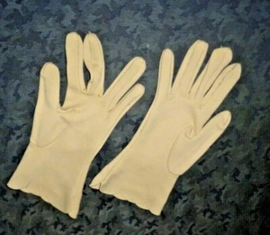 GORGEOUS VINTAGE 1950'S BEIGE GLOVES-FANCY SCALLOPED WRISTS-SO PRETTY,SILKY! - Picture 1 of 2