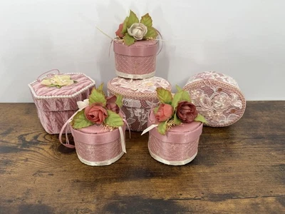Lote de 6 caixas de bugigangas vintage anos 90 cetim rosa renda enfeites florais vitorianos - Imagem 1 de 4