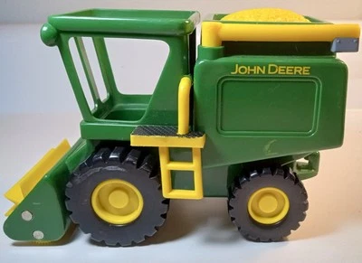 RC2 John Deere Combine - Image 1 of 4