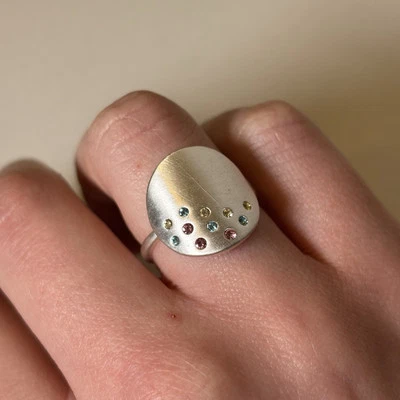 Anillo Peregrino Plateado Latón Piedra Preciosa Cuarzo Multicolor Disco Círculo Foto 1 de 4