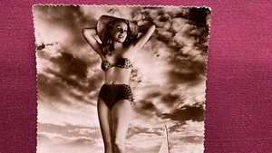 Vintage Meer Baden Schönheit Pinup Girl alt Echt Foto Postkarte RPPC Segelboot - Bild 1 von 7