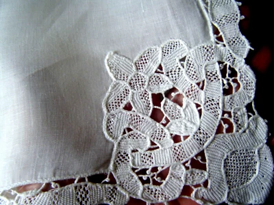 Antiguo conjunto 4 servilletas italianas grandes con esquina de encaje reticela y dobladillo reticela Foto 1 de 4