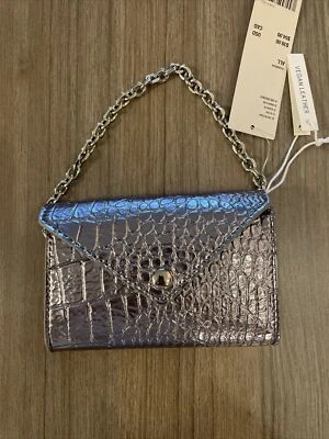Cartera de cuero vegano Urban Outfitters metálica con dije precio de venta sugerido por el fabricante 39 USD Foto 1 de 4
