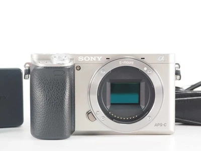 Fotocamera digitale Sony a6000 ILCE-6000 corpo argento 10725 scatti [quasi... - Immagine 1 di 4