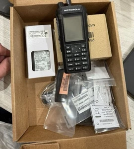 🔥NOWE Motorola R7 Dwukierunkowe radio cyfrowe AAH06RDC9RA1AN MOTOTRBO 403-512M 4W NKP - Zdjęcie 1 z 4