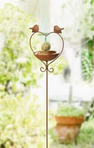 Vogel Tränke Futter Station "Herz" aus Metall, Rost Optik, Garten Deko Stecker - Bild 1 von 4