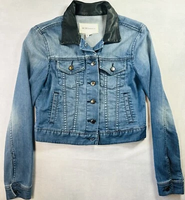 Jaqueta jeans BCBG Generation cropped colarinho de couro sintético XS núcleo de motociclista grunge - Imagem 1 de 4