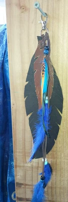 BORLA DE PENA DE COURO, MARROM ESCURO, RENDA DE COURO, AZUL, PRETO, ADERÊNCIA DE CAVALO - Imagem 1 de 3