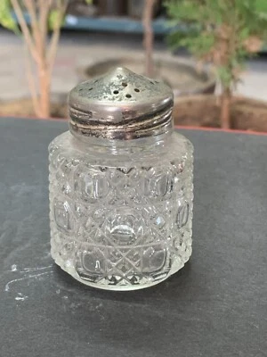 老式老式手工透明玻璃盐和胡椒瓶分装机盐窖 — 第 1/4 张图片