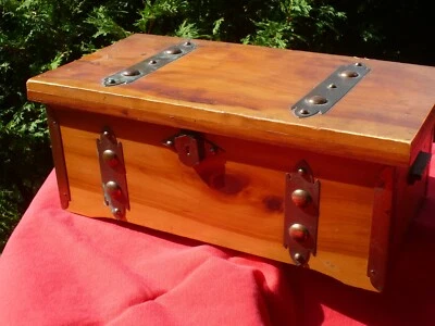 Винтажная КОРОБКА НА ПАМЯТЬ из кедрового дерева STURDI Co Индианаполис 12 дюймов x 6 дюймов x 5 - Изображение 1 из 4