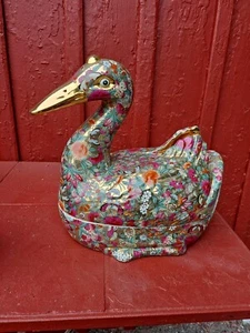 VINTAGE CHINESE EXPORT GOOSE COVERED TUREEN Famille Rose Floral Butterfly Enamel - Picture 1 of 17