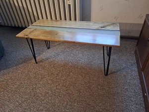 Rivertable Couchtisch aus Eiche mit Epoxidharz - Bild 1 von 4