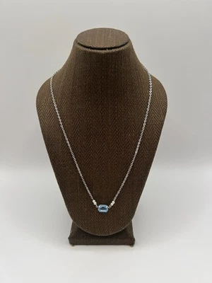 Collar Avon Delicado Vintage Azul En Tono Plata Cadena Imitación Perlas Corte Esmeralda Foto 1 de 4