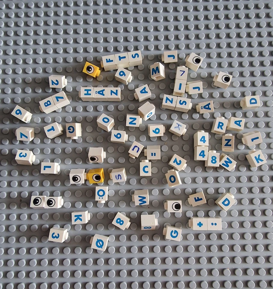 LEGO Baustein 1x1 Bedruckt weiß Zahlen Nummern Buchstaben 65 Stück 3005 P27 - Bild 1 von 1
