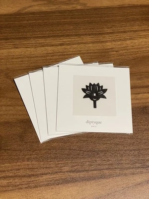 Paquete de 8 pegatinas perfumadas para piel Diptyque, aroma Do Son Foto 1 de 3