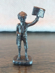 Noticias de parque artesanales de peltre "Newspaper Boy" de RICKER - Imagen 1 de 11