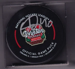 ARVID SODERBLOM Firmado CHICAGO BLACKHAWKS 2024 CLÁSICO DE INVIERNO Juego Oficial Disco - Imagen 1 de 1