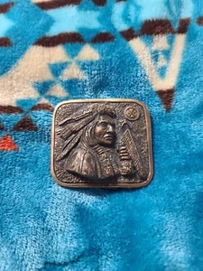 Hebilla de cinturón de latón nativo americano fundida en 3D vintage 1979. Hecho en Denver, CO - Imagen 1 de 3