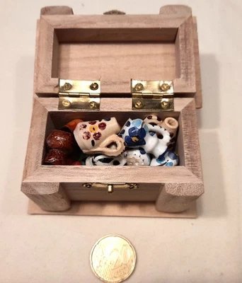 Porzellan Miniaturen im Schatzkästchen für Puppenhaus / Puppenstube - Bild 1 von 3