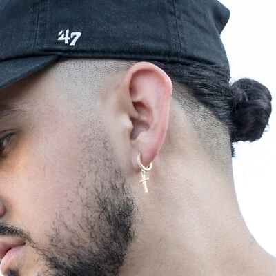 Pendientes de aro Huggie de clip colgantes pequeños cruzados enchapados en oro helado de 14K circonita cúbica Foto 1 de 4