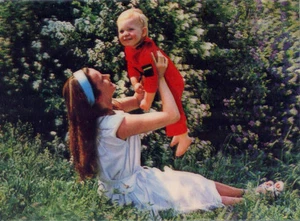 Happy Mother & Child in Summer Garden•3D Lenticular Toppan® Postcard 4x6 Japan - Picture 1 of 1