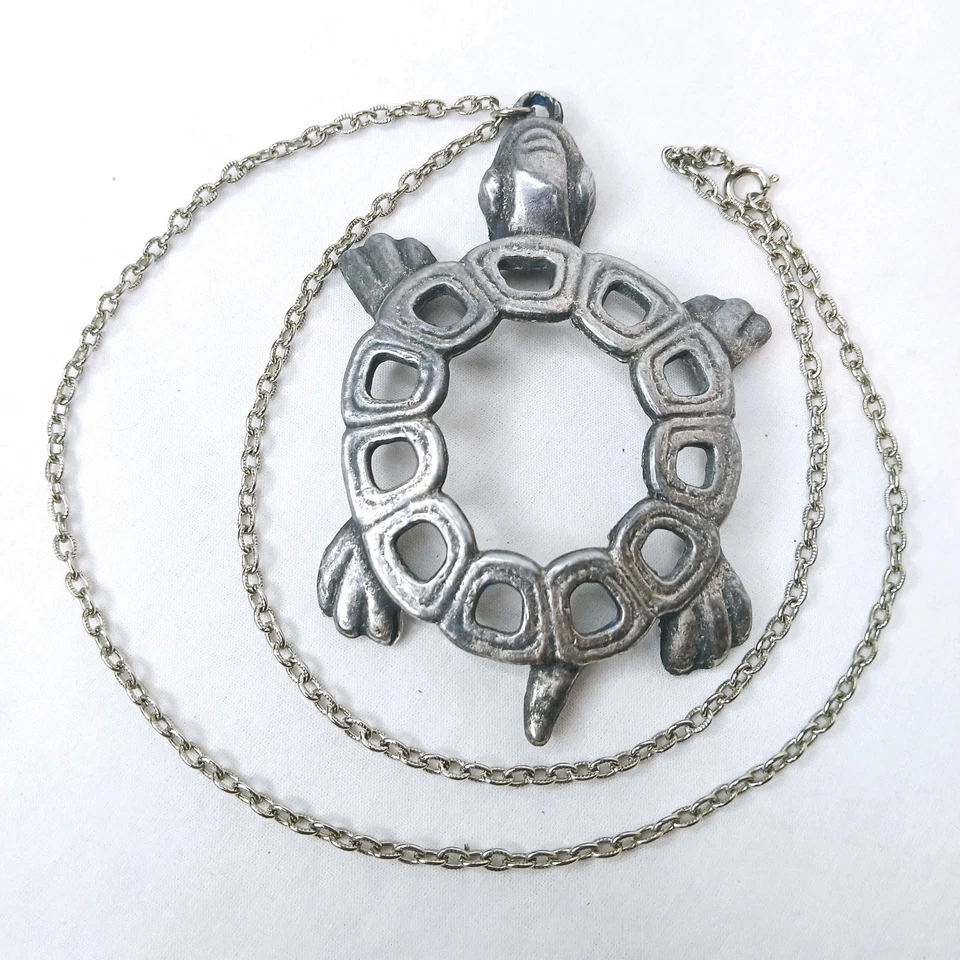 Tortuga de peltre grande colgante de 4 pulgadas en cadena de metal de 24 pulgadas joyería vintage Foto 1 de 4