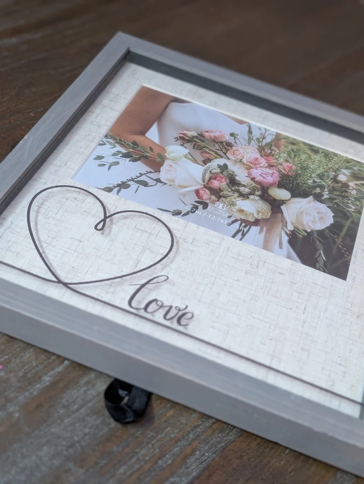 Marco de fotos de boda de madera gris rústico decoración de corazón de amor 5x7 foto regalo Foto 1 de 4