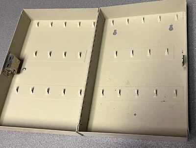 Wall mounted key cabinet, 28 key capacity, resettable combination lock, used - Image 1 of 4