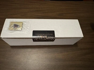 Juego exclusivo de prendedores y carteles de mapa de La Guerra de los Rohirrim de El Señor de los Anillos NYCC 2024 Foto 1 de 4