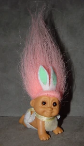Troll Puppe 2 Zoll Russ Krabbel Baby Osterhase Hase Pfirsichhaar - Bild 1 von 1