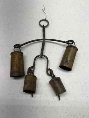 Campana de vaca primitiva rústica vintage carillón de viento granja casa de campo decoración 4 campanas Foto 1 de 4