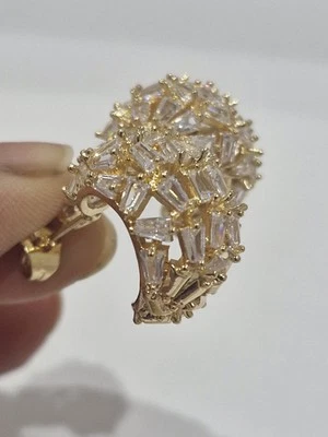 Aretes tipo argolla para mujer rellenos de oro amarillo de 18 quilates con cierre de cristal y mariposa Foto 1 de 4