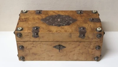 Ancienne Boîte en Ronce de bois décorée de fer et nacre XIX-XXe siècle - Photo 1/4