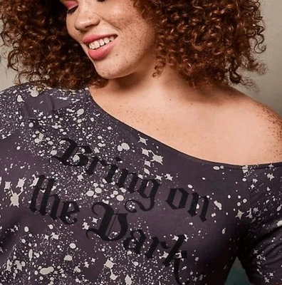 Camiseta Torrid 3X Lovesick Bring On the Dark Gótica Punk Rock Salpicaduras Fuera del Hombro  Foto 1 de 4