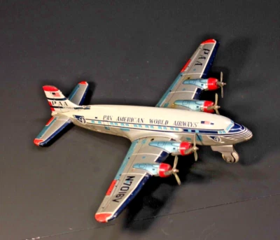 Avión de juguete de fricción de 4 hélices Pan American World Airways circa 1950 9 3/8" de largo Foto 1 de 4